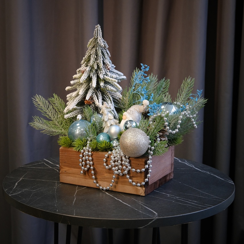 Новогодняя композиция с сувенирами "Снежный гном" (искусственная)