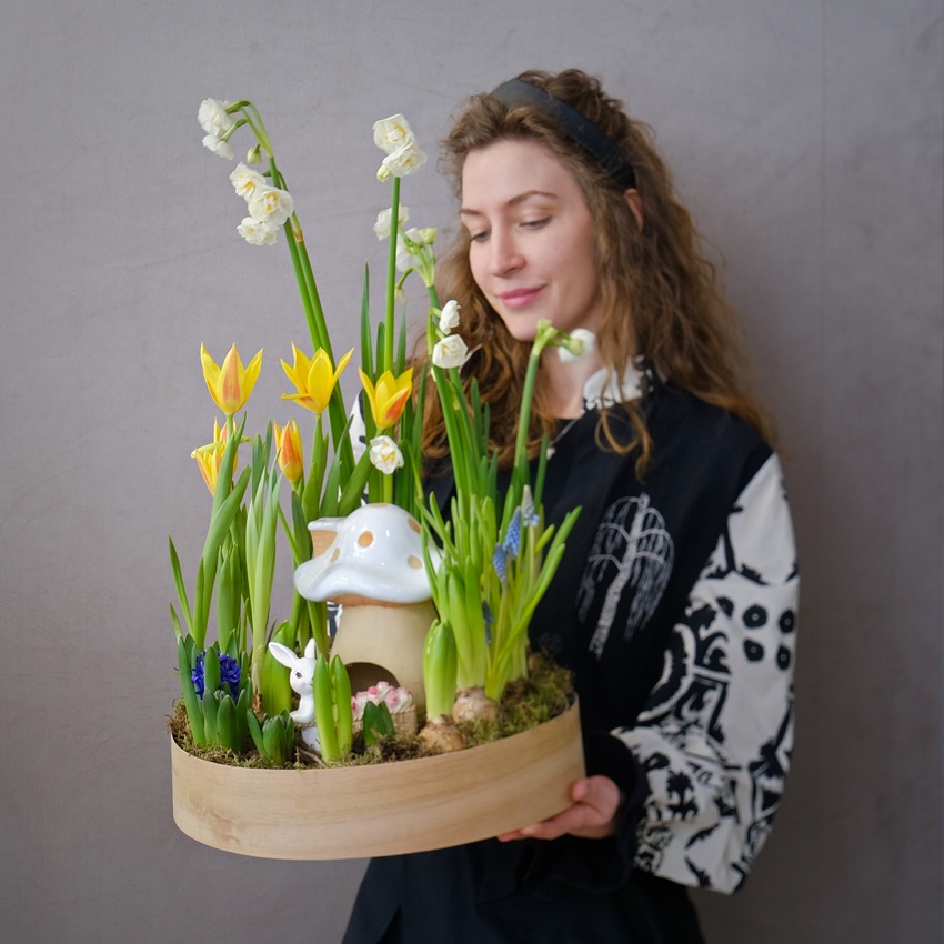 Садик с первоцветами: мускари, тюльпаны и гиацинты "Сказочный домик"