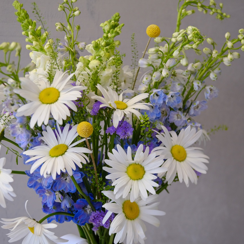 Букет в вазе. Ромашки и дельфиниум "Эскиз Лета"