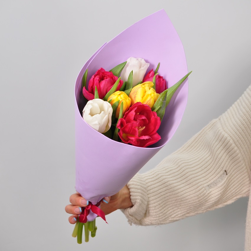 Букет из 7 тюльпанов в упаковке. Корпоративные подарки на 8 марта. Цена от 10 шт.