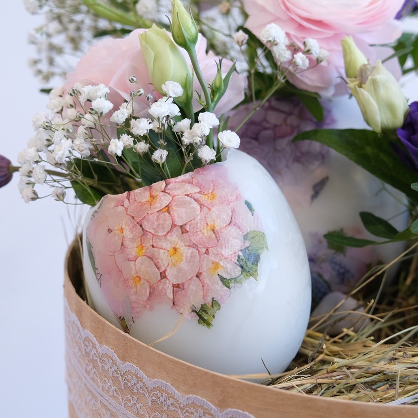 Композиция на пасху: декоративные яйца с цветочным оформлением