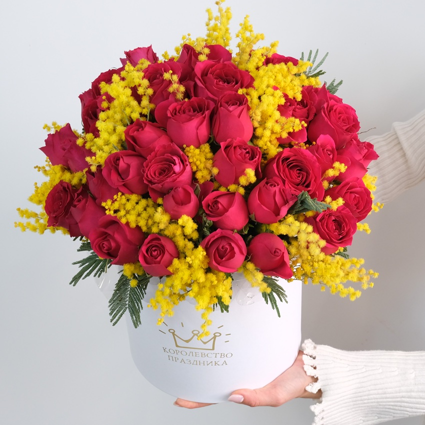 51 роза в коробке с итальянской мимозой "Солнечный восторг"