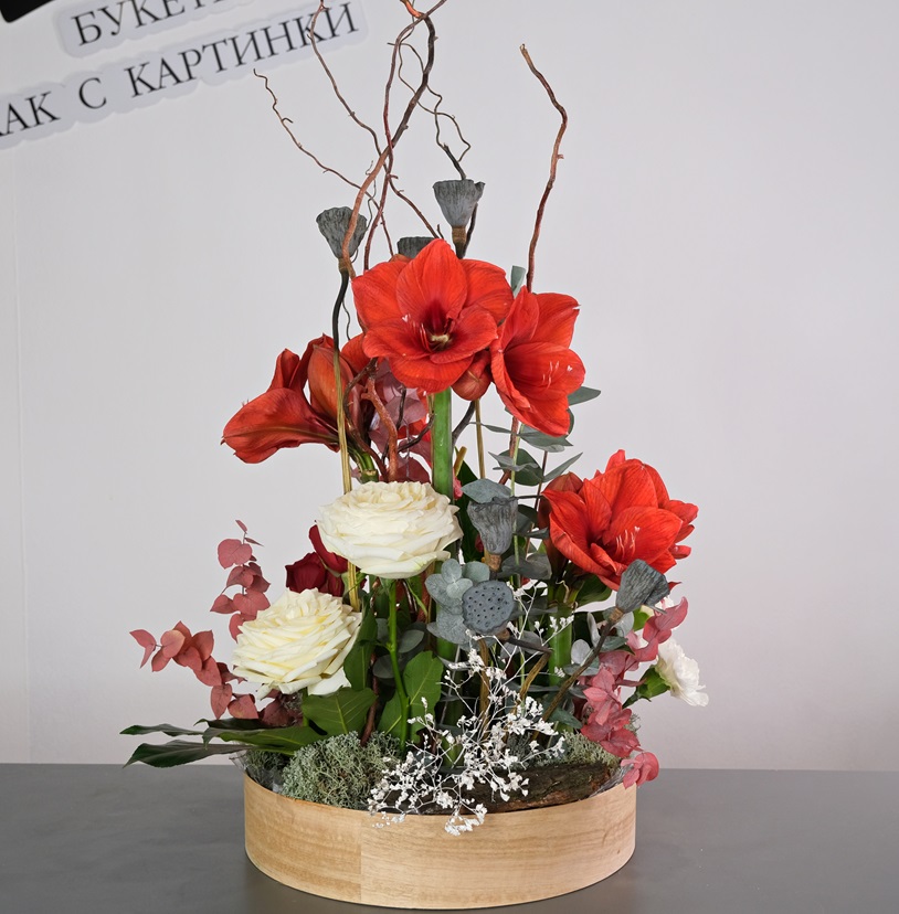 Амариллисы, антуриум и лотосы в композиции "Цветочное пламя"