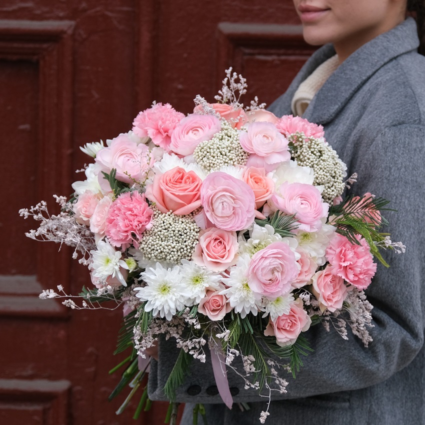 Ранункулюсы в букете "Цветочная поэзия"