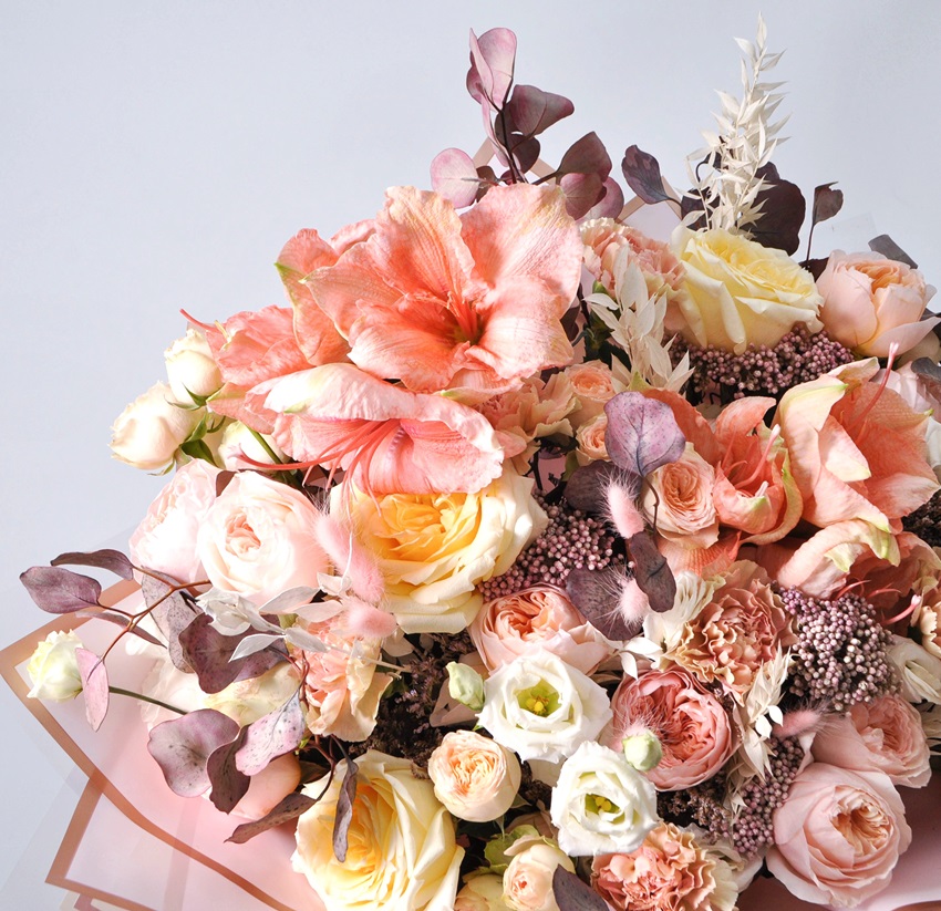 Амариллисы и пионовидные розы в букете «50 оттенков нежности»