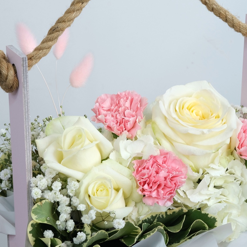 Гортензия и розы в ящичке «Нежность утренней росы»