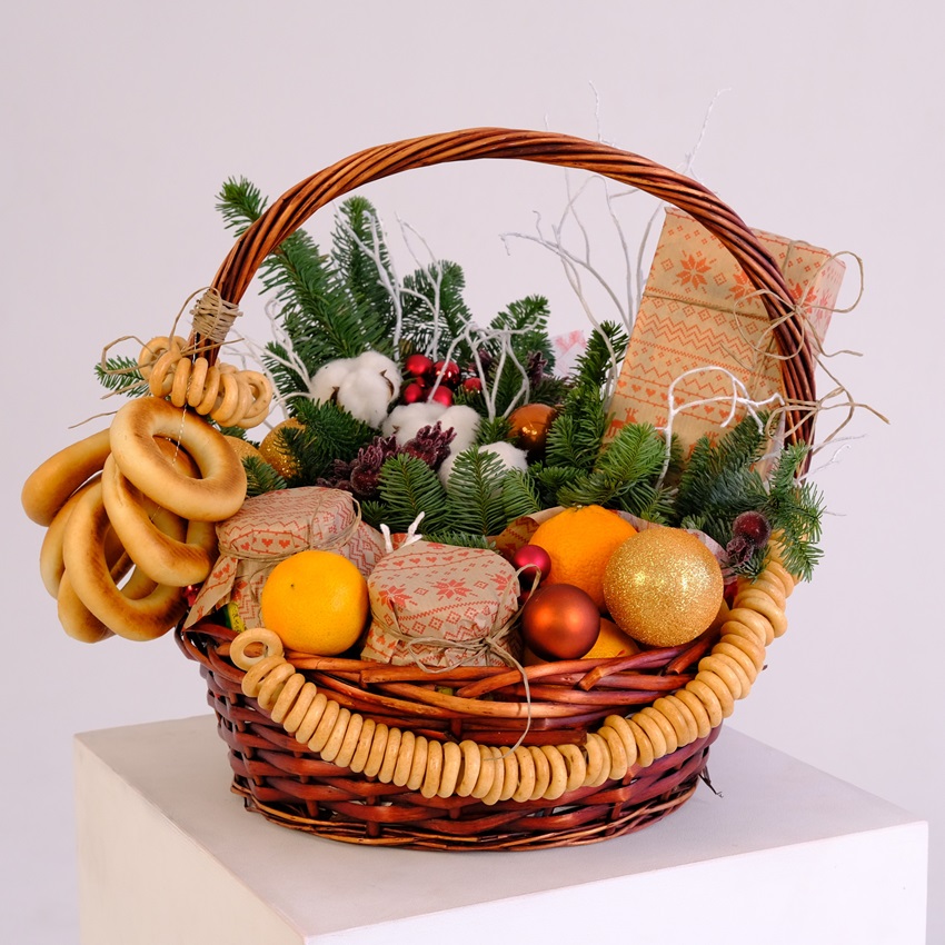 Корзина с вареньем, пастилой и декором "Конфетки - бараночки"