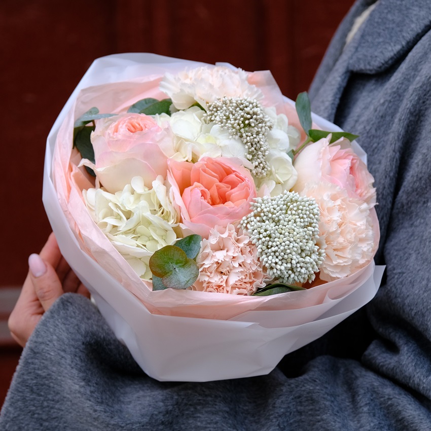 Пионовидные розы и гортензия в персиковом букете «Джульетта»