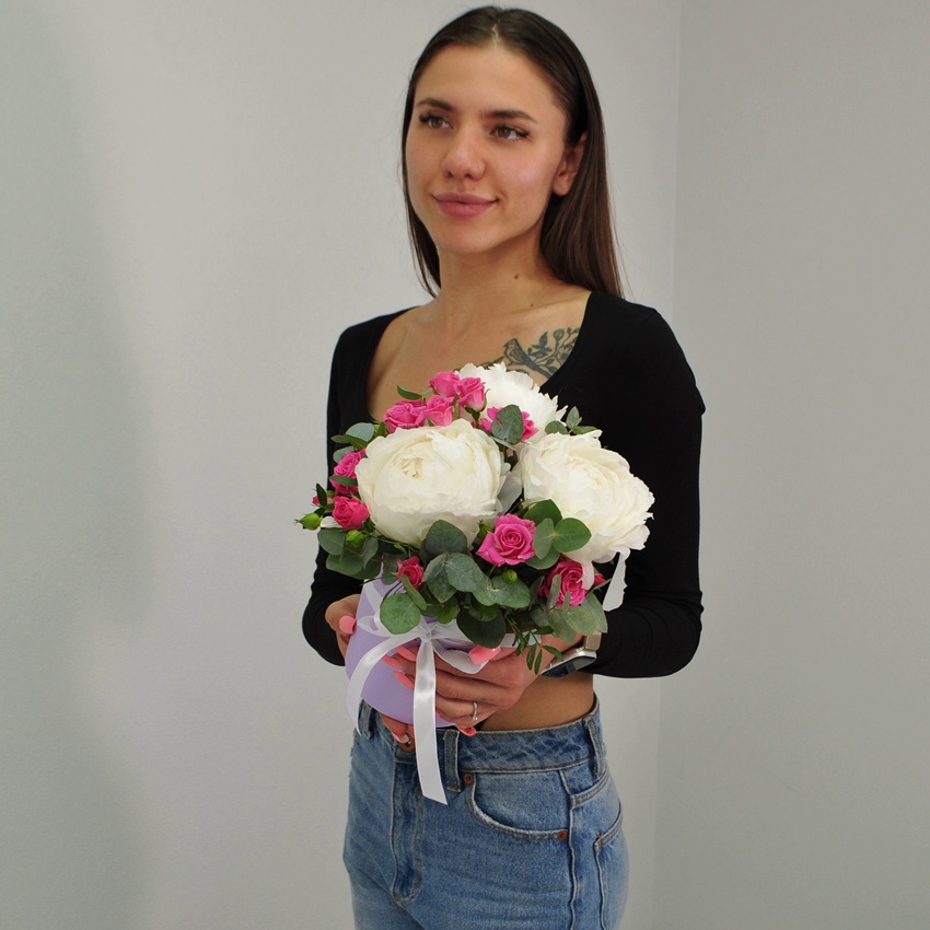 Белые пионы и кустовые розы в коробочке