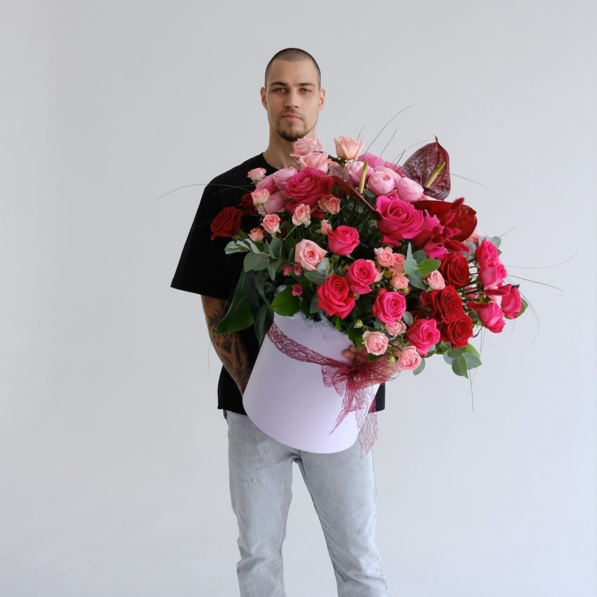 Антуриумы и розы в большом букете в коробке "Amour de Luxe"