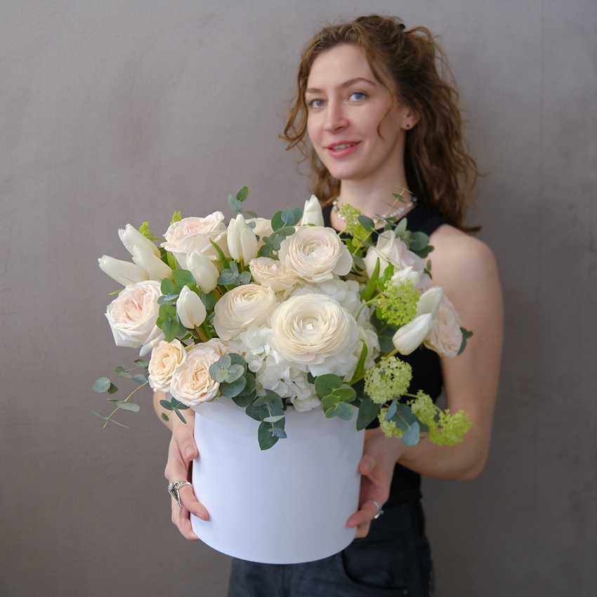 Ранункулюсы, белые тюльпаны и розы Охара в коробке с эвкалиптом