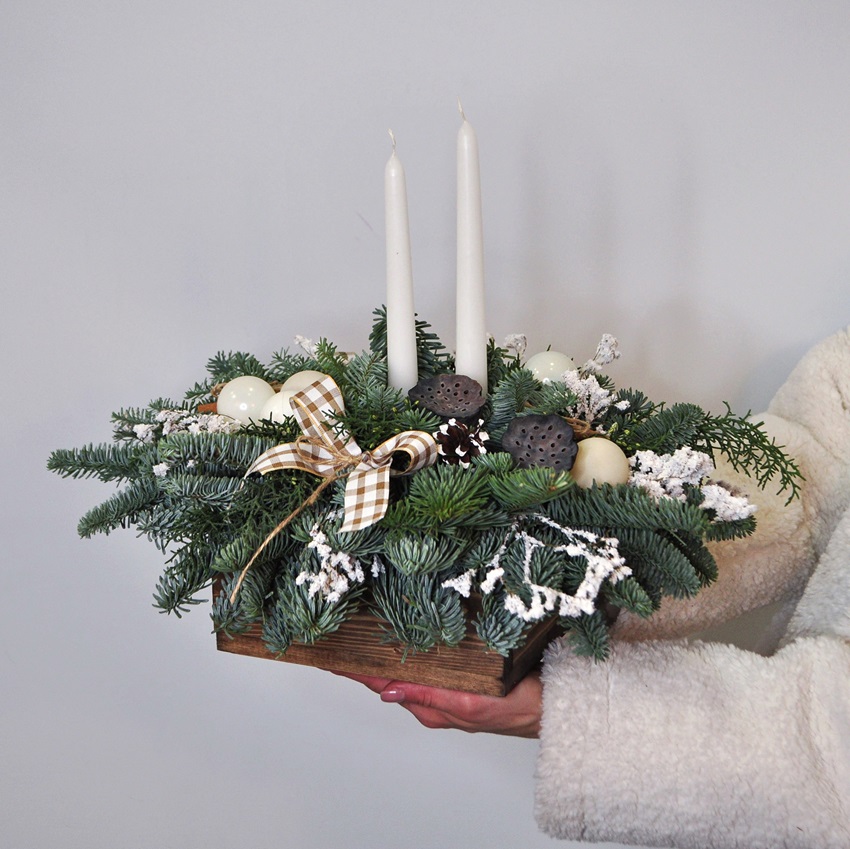 Новогодняя композиция из нобилиса на стол в ящичке со свечами