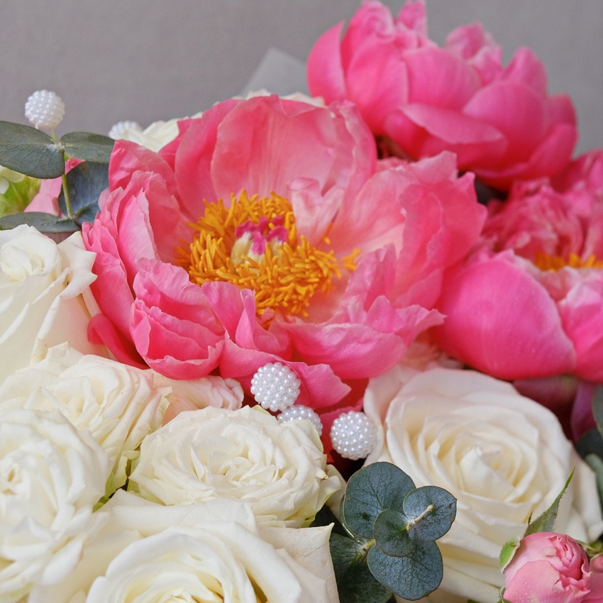 Коралловые пионы и белые розы в букете "Коралловая сказка"