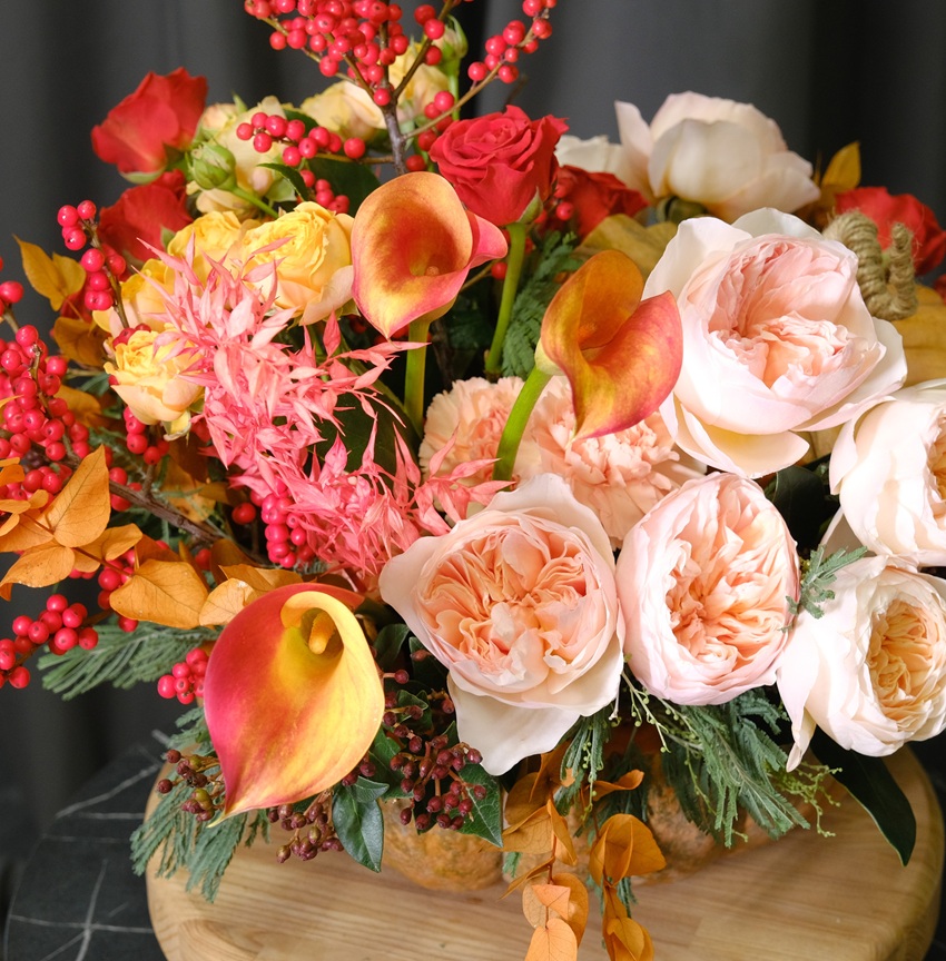 Цветы в тыкве! Тыква с каллами, пионовидными розами и ягодами илекса