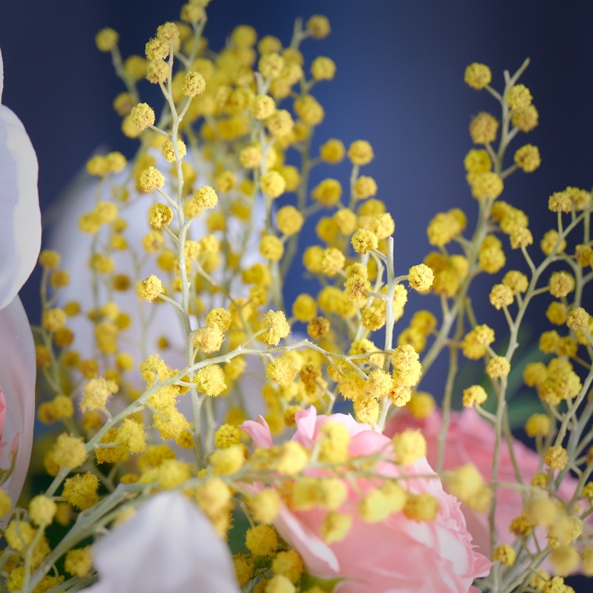 Белая орхидея Цимбидиум и мимоза в стеклянной вазе