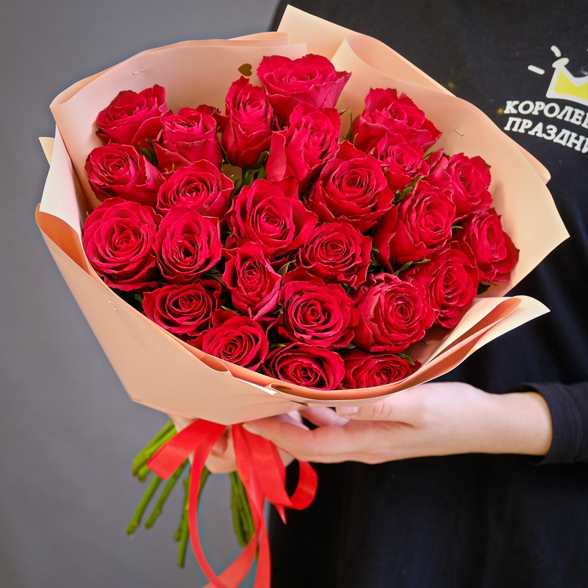 Красные розы, 25 штучек в круглой бежевой матовой пленке