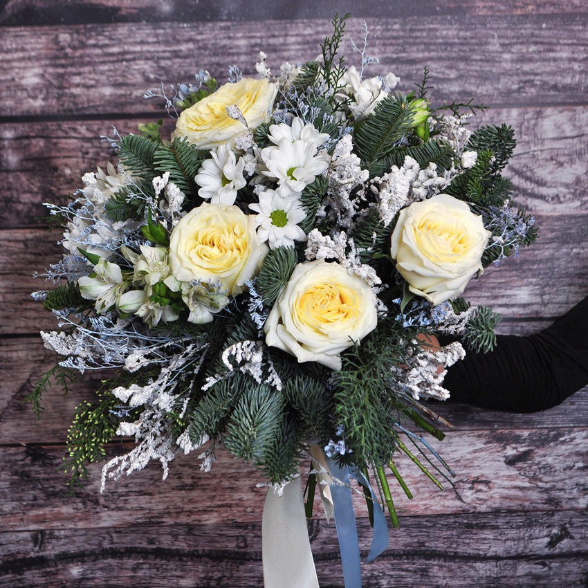 Нобилис, хризантема и пионовидные розы в букете "Узор Чудес"