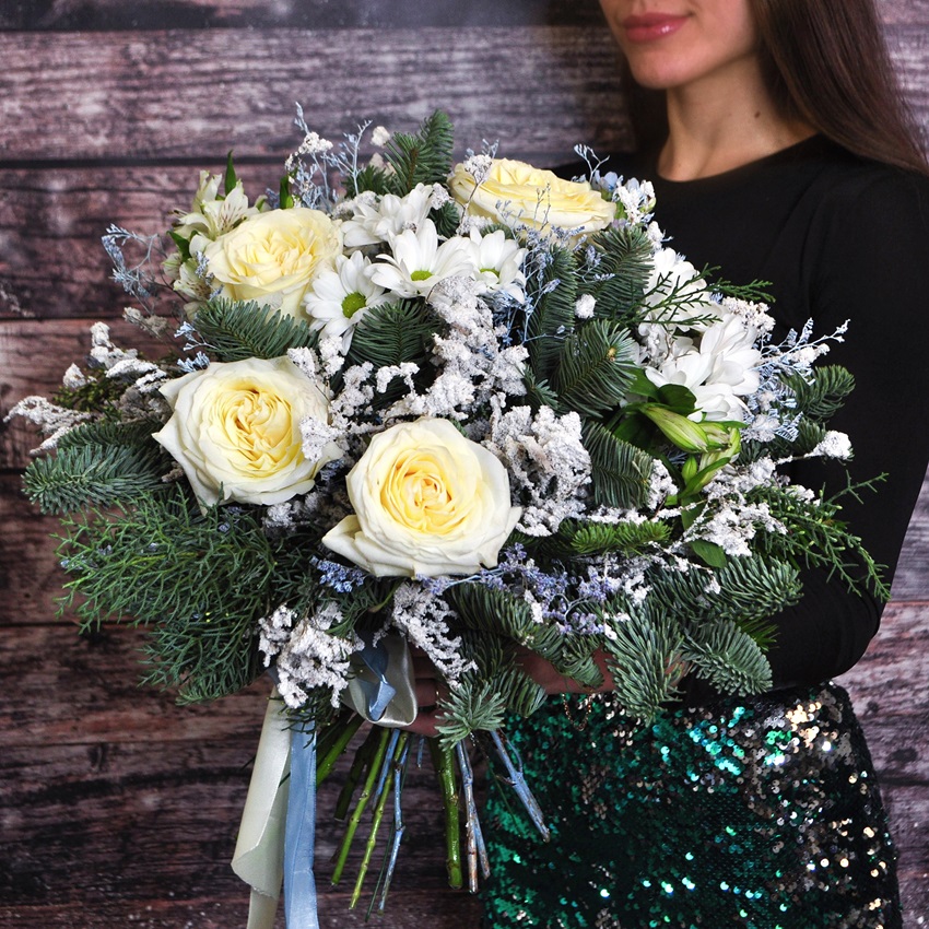 Нобилис, хризантема и пионовидные розы в букете "Узор Чудес"