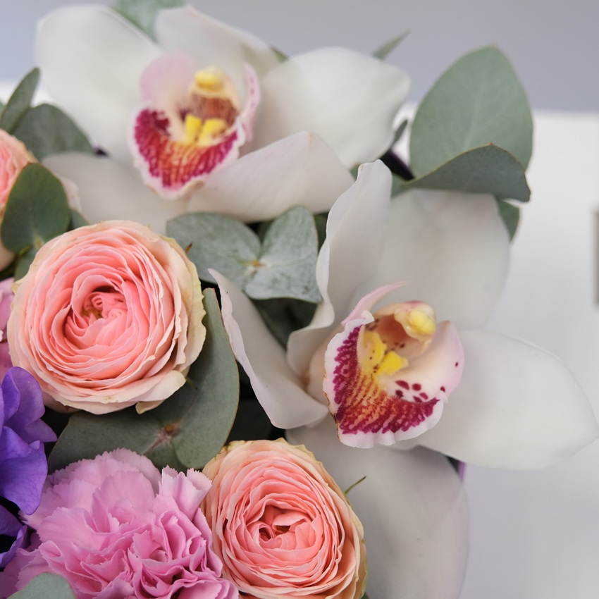 Коробка сердце: мармелад, орхидеи  и кустовые розы