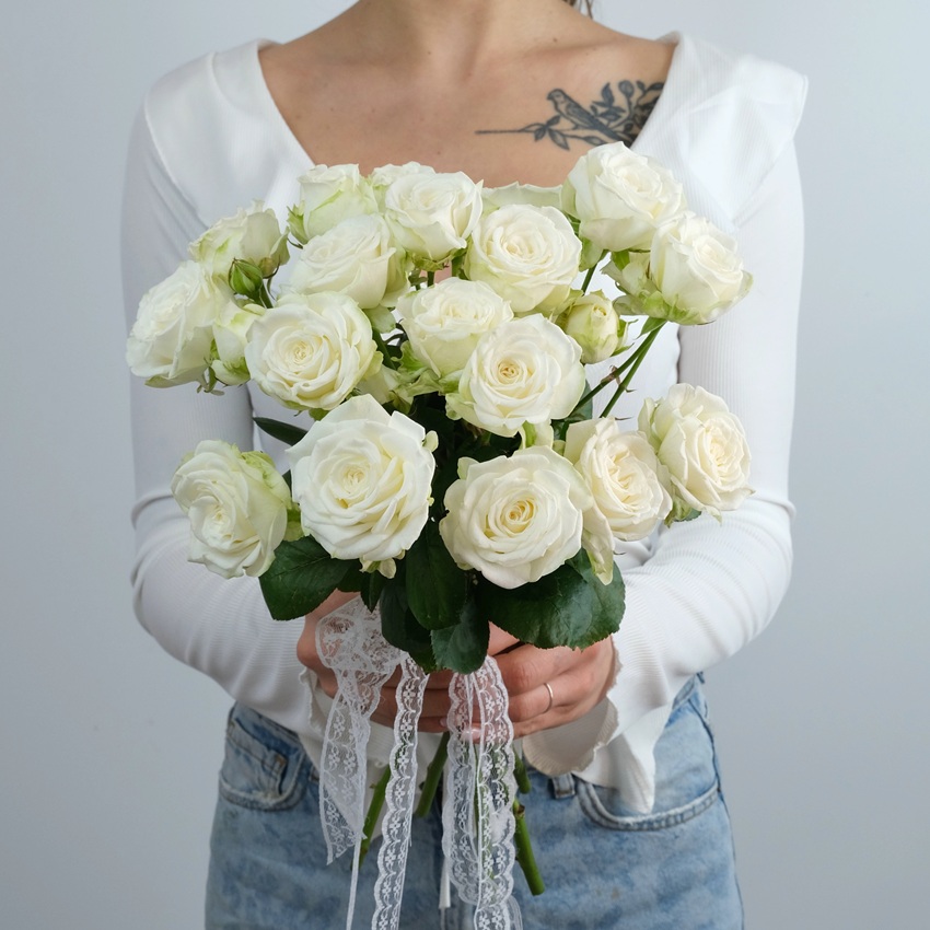 Букет невесты из 5 веточек кустовых роз "Маленькое счастье"