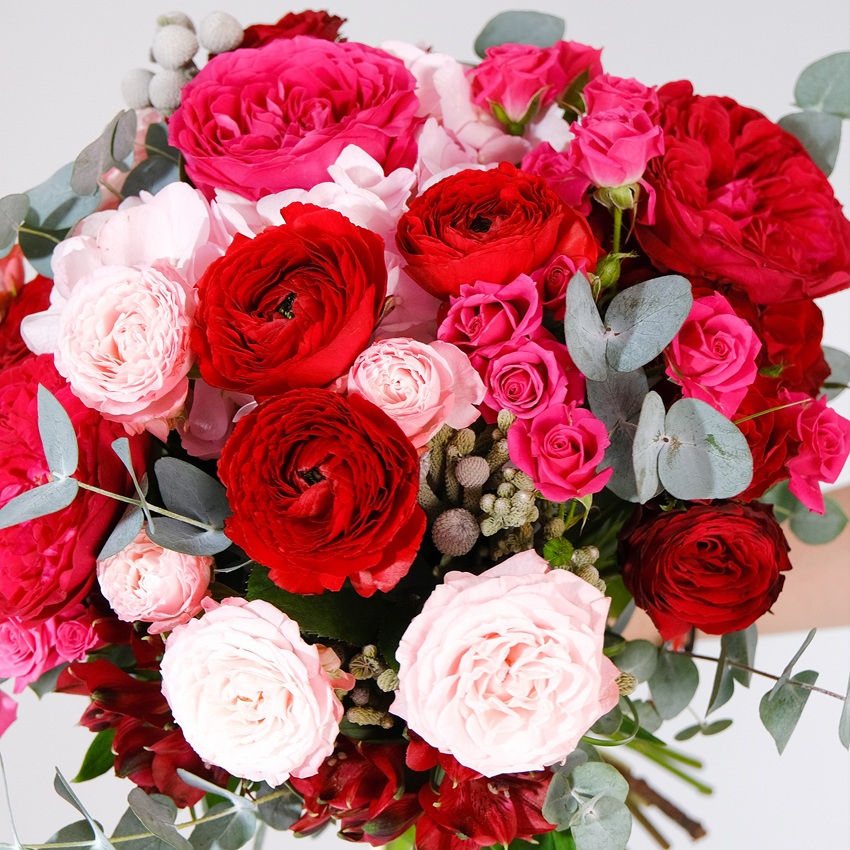 Ранункулюсы и пионовидные розы в ярком букете "Казанова"