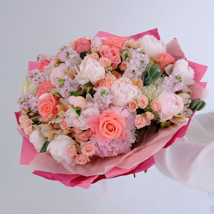 Белые пионы и розы в роскошном букете "Океан Любви"