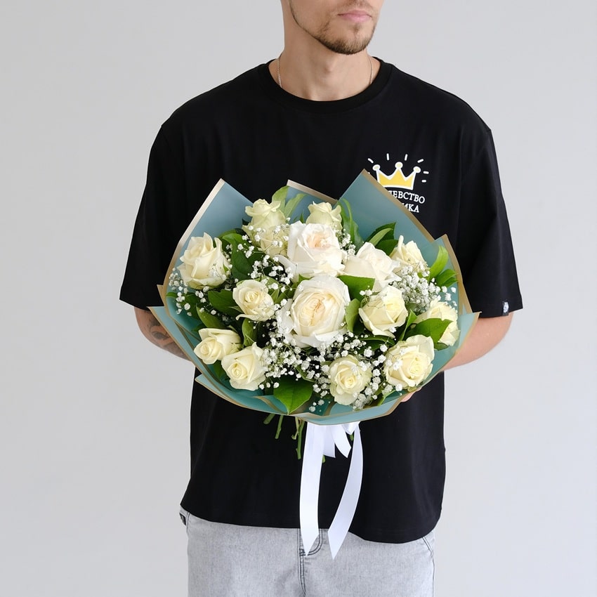 Ароматные белые розы в пышном букете с гипсофилой