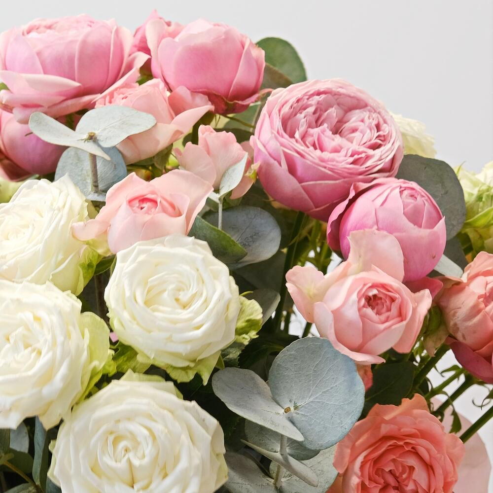 Сет на День Матери «Мамина нежность»: композиция с пионовидными розами, шар-фольга и открытка с шоколадом