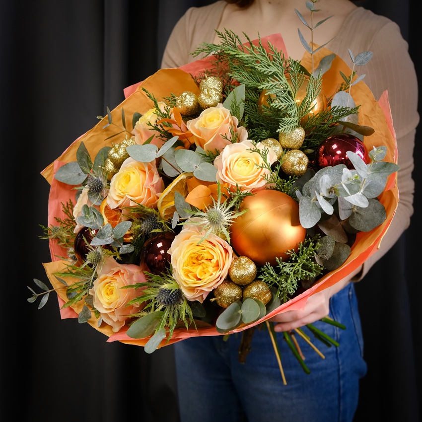 Пионовидные персиковые розы и эвкалипт в зимним букете с декором