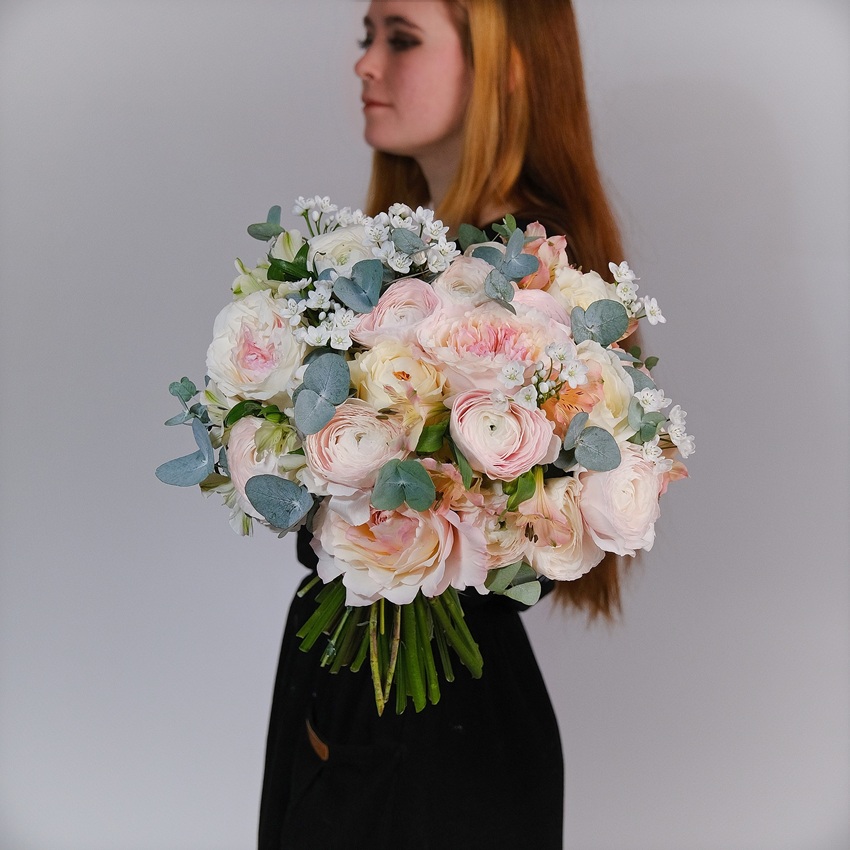 Ранункулюсы и пионовидные розы в букете "Тайная нежность"