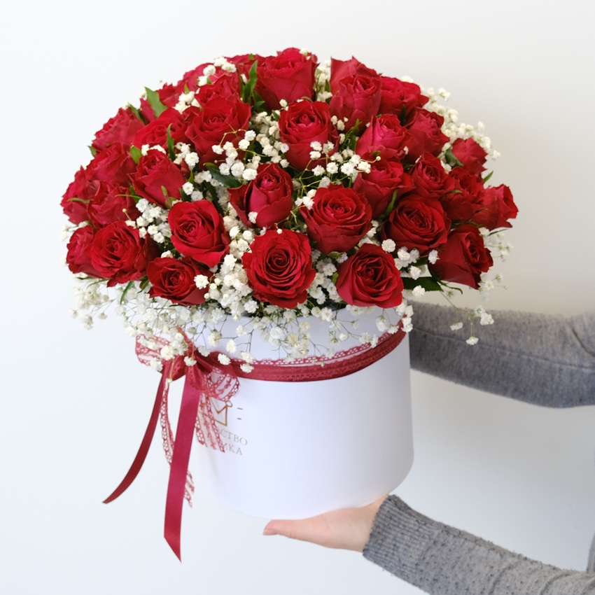 51 красная роза в коробочке с гипсофилой