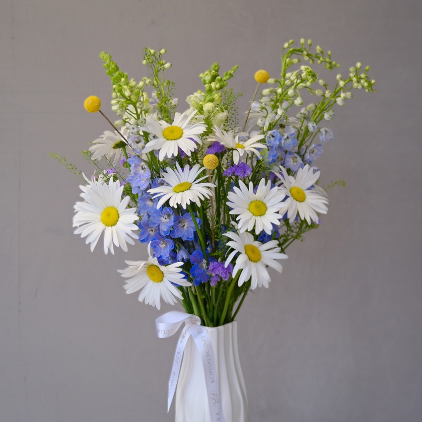 Букет в вазе. Ромашки и дельфиниум "Эскиз Лета"