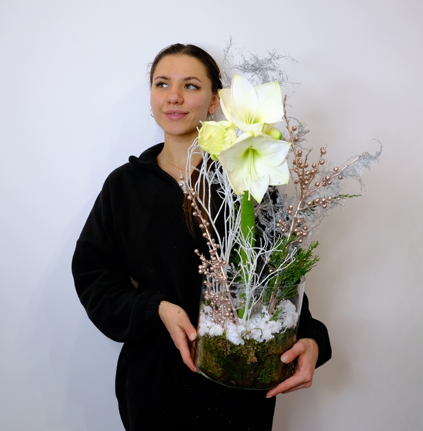 Белый амариллис в стеклянной вазе с зимним декором