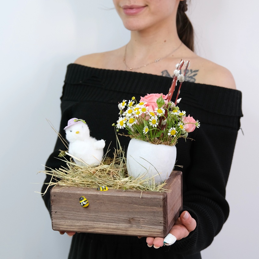 Композиция на пасху: яйцо с живыми цветами и сувениром "Цыплёнок"