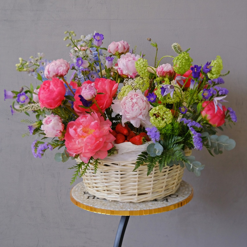 Коралловые и розовые ароматные пионы в летней корзине "Клубничное лето"