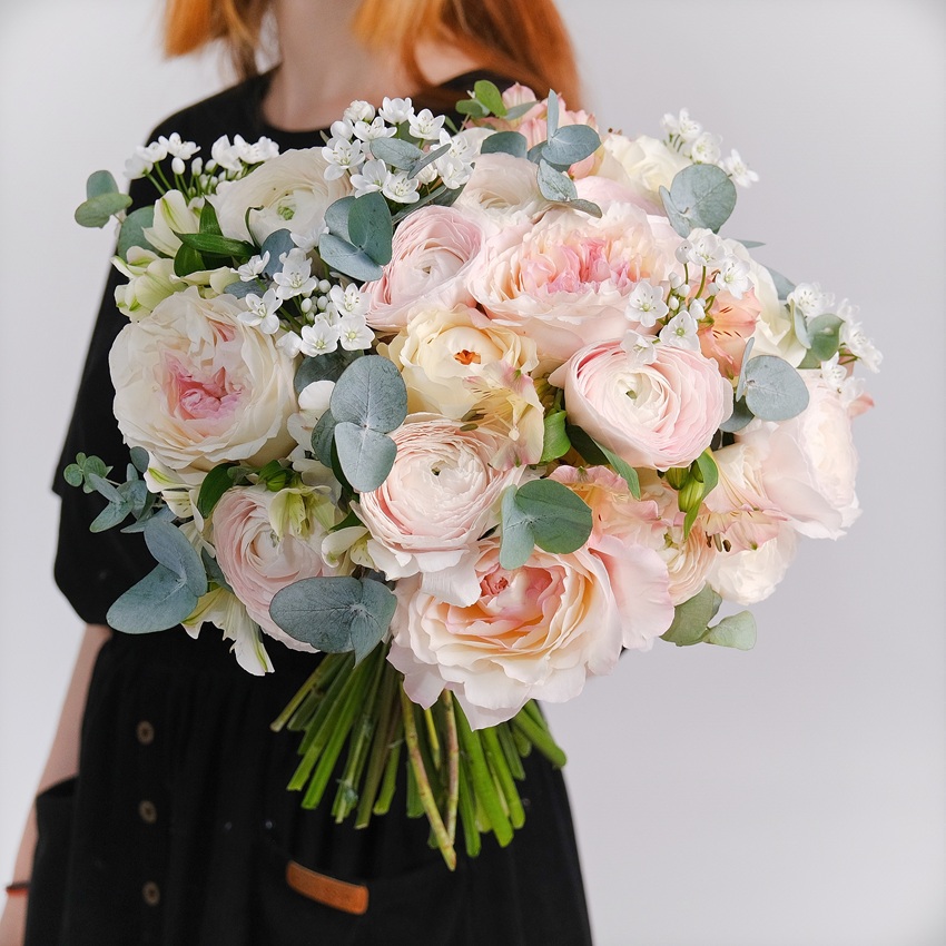 Ранункулюсы и пионовидные розы в букете "Тайная нежность"