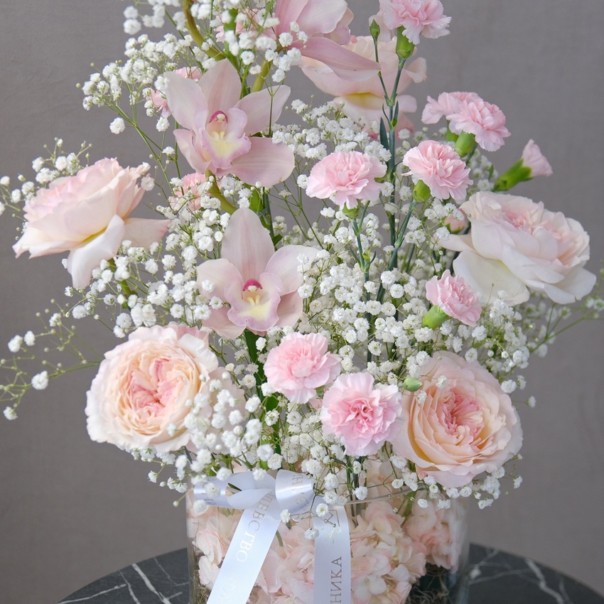 Розовая орхидея Цимбидиум и гипсофила в стеклянной вазе