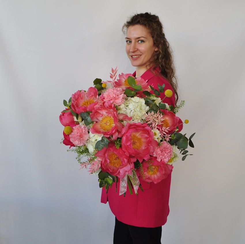 Коралловые пионы и гортензия в большом букете "Шарм"