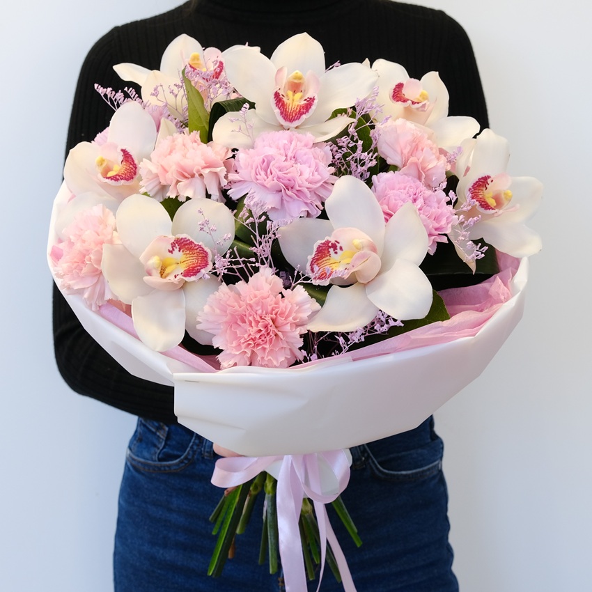 Орхидеи и пушистые гвоздики в букете «Изысканный дуэт»