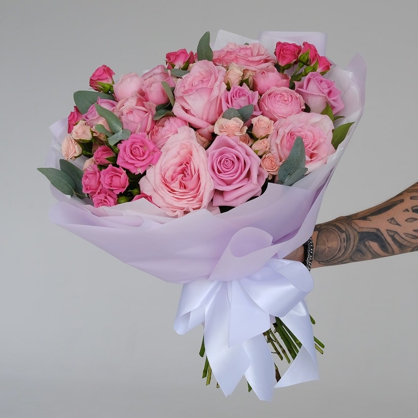 Пионовидные розы в нежном розовом букете "Amore Mio"