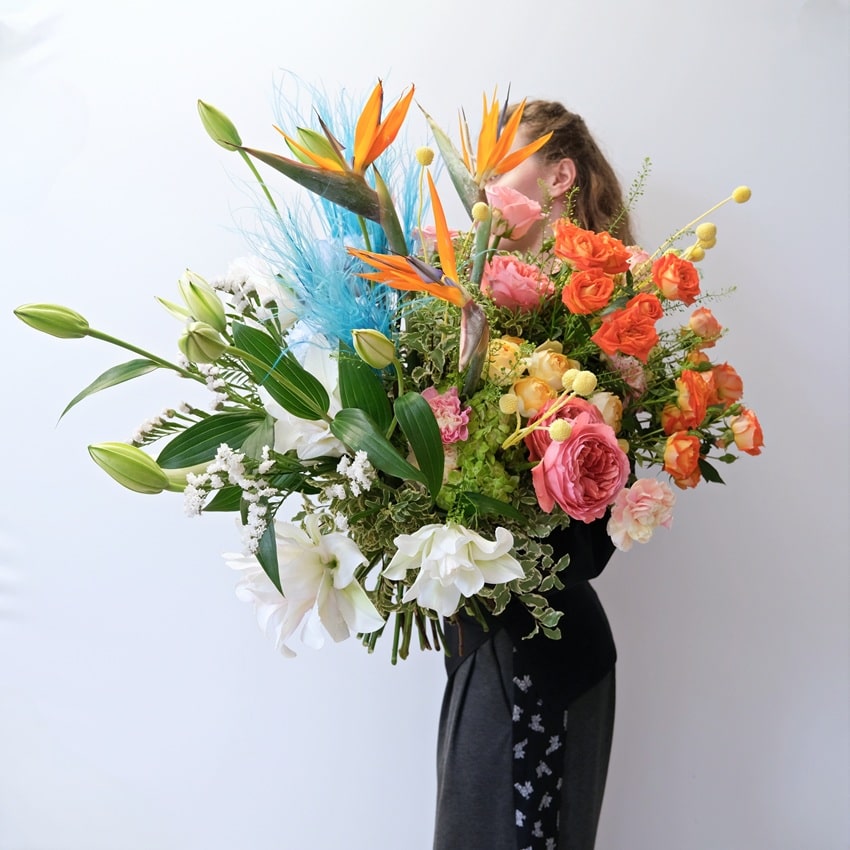 Экзотичный букет WOW! Стрелиция, гортензия, розы и пионовидная лилия. Букет гигант 80см