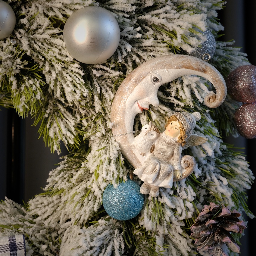 Новогодний венок с сувениром "Хранитель зимней сказки" (искусственный)