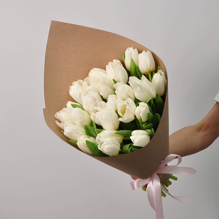 25 белых тюльпанов