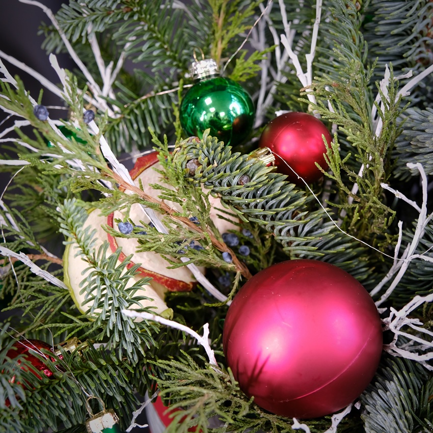 Нобилис в композиции в красных оттенках на новый год