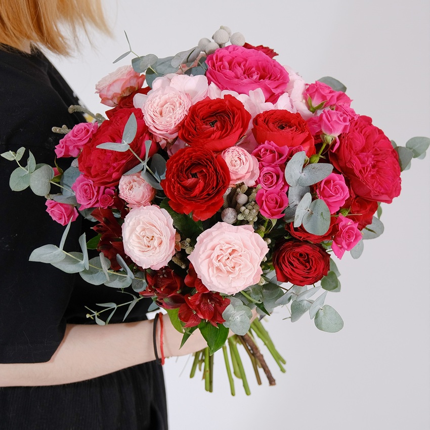 Ранункулюсы и пионовидные розы в ярком букете "Казанова"