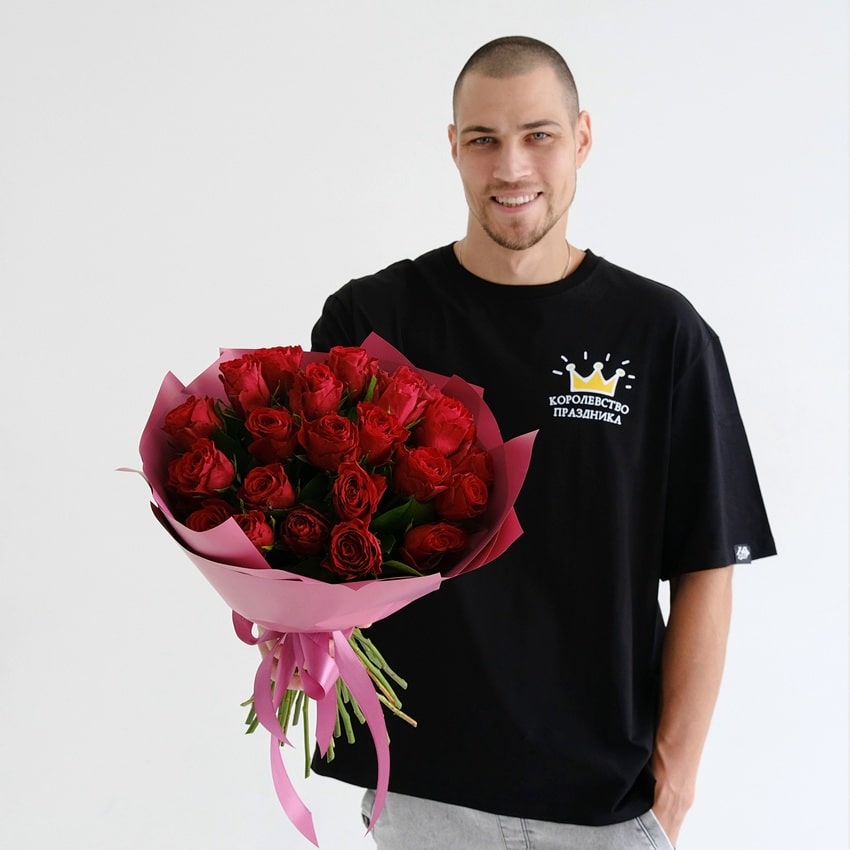 25 красных роз 40 см с зеленью в букете "Саванна"