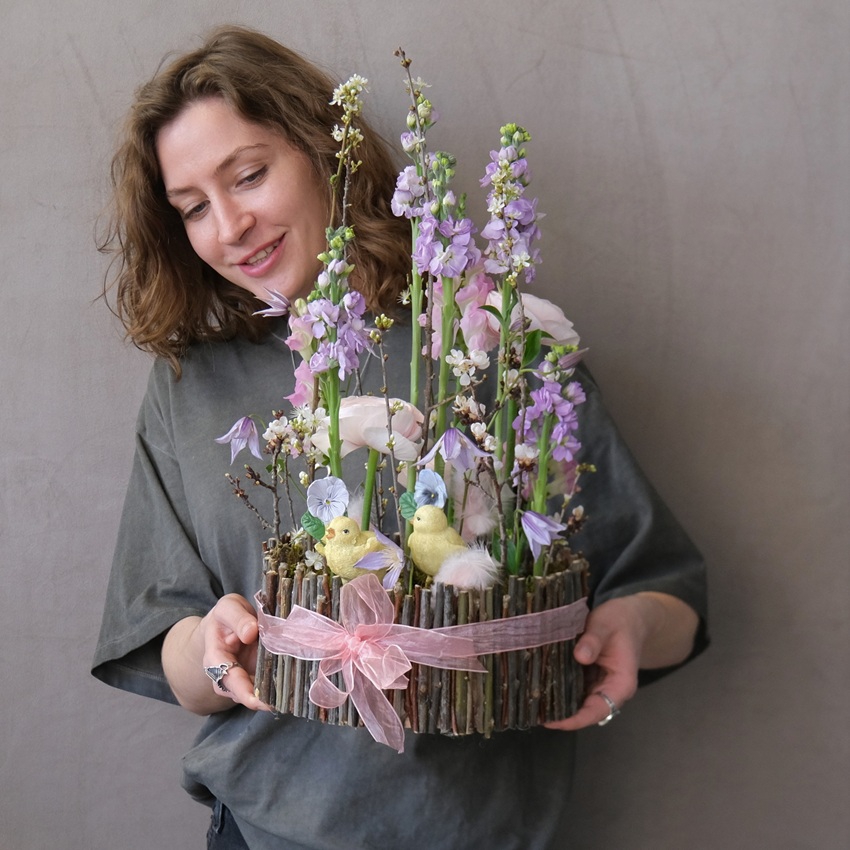  Ранункулюсы, клематисы и маттиола в нежной композиции на Пасху с сувенирами "Цыплята"