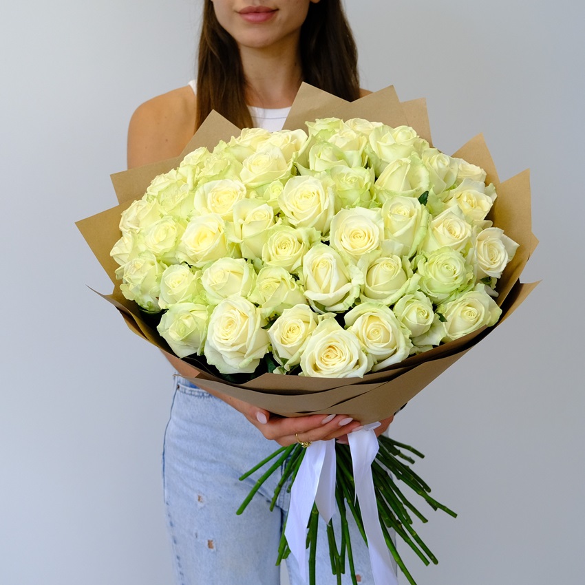 Белые розы Россия 60 см, 51 штучка букет  с вазой