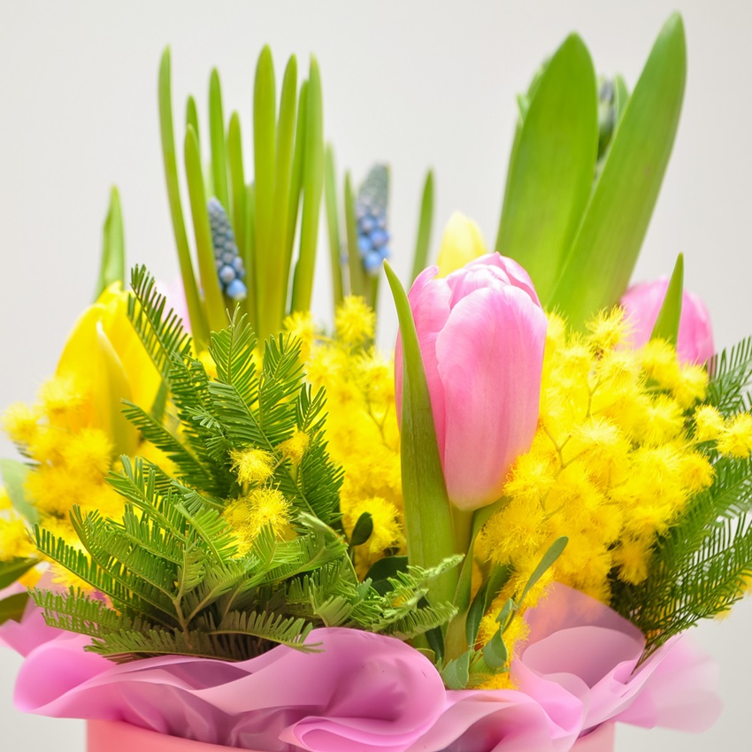 Тюльпаны, мимоза и мускари в коробочке. Корпоративные подарки на 8 марта. Цена от 10 шт.