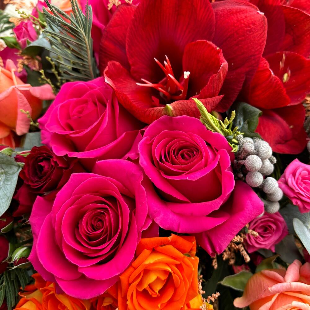 Красные амариллисы и розы в шикарном букете "Танец огня"